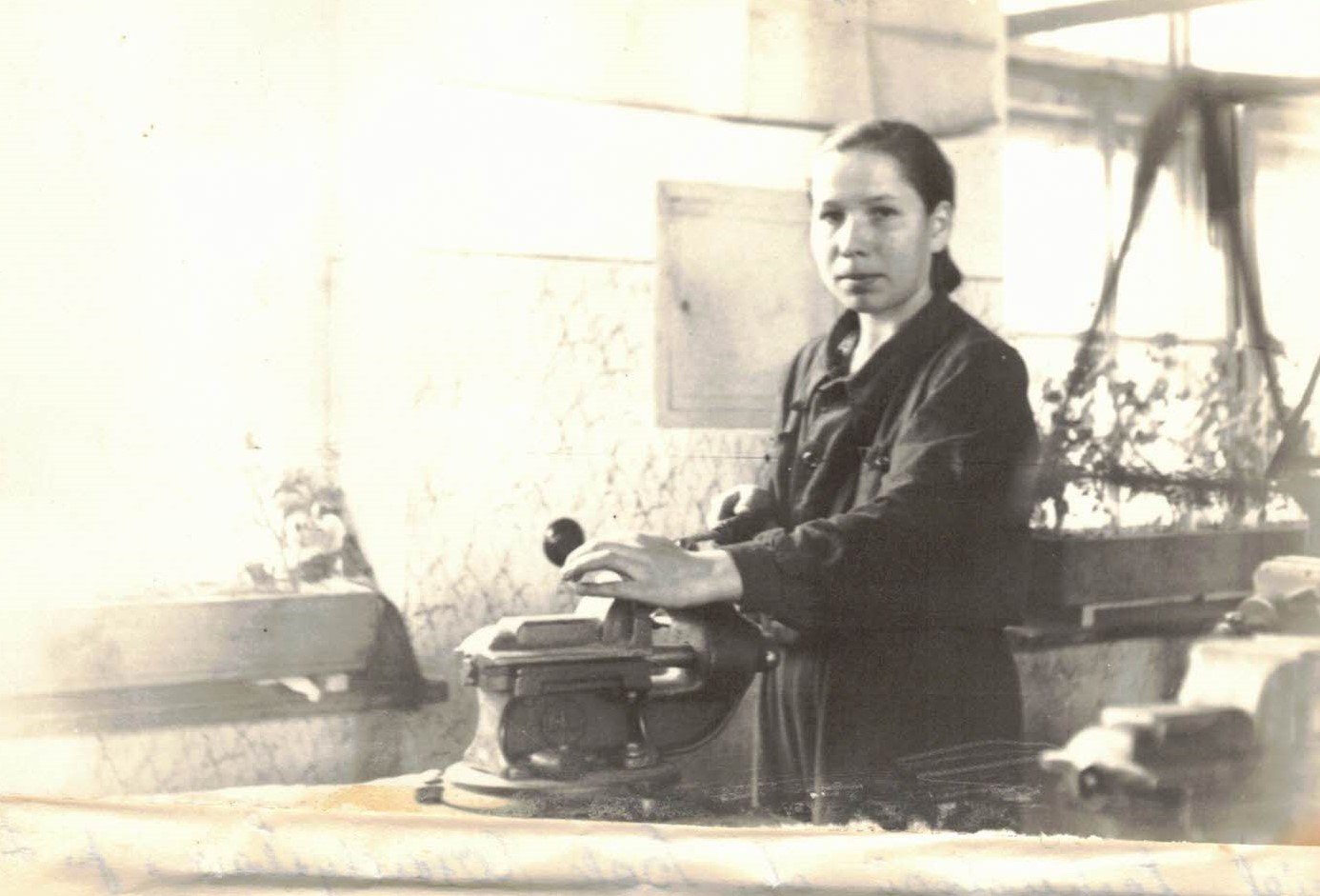Archiwalne zdjęcie ucznia pracującego przy imadle w szkolnym warsztacie, rok szkolny 1954/1955.