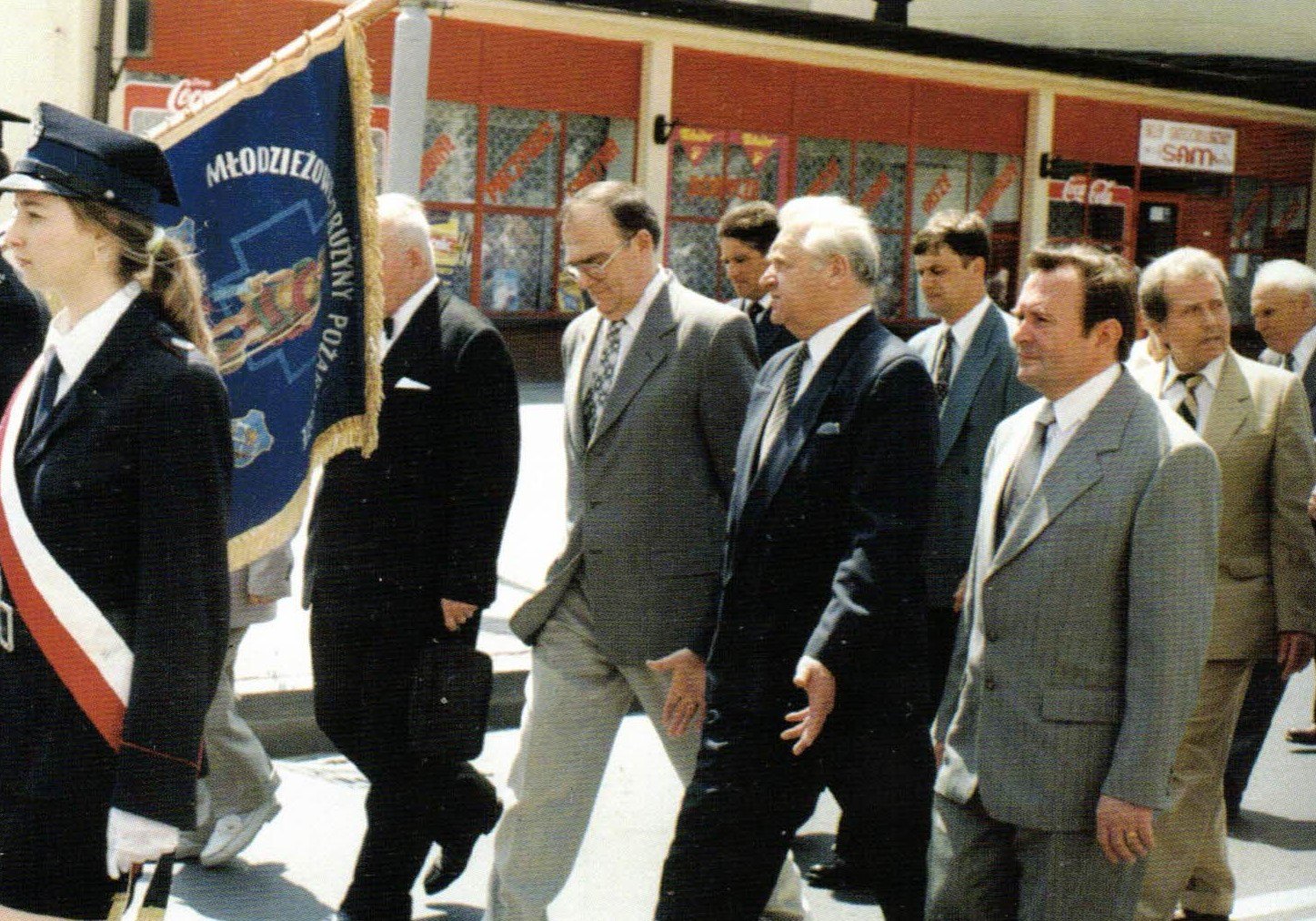 Uczestnicy uroczystości nadania imienia szkole podczas przemarszu z kościoła, 1998 rok.