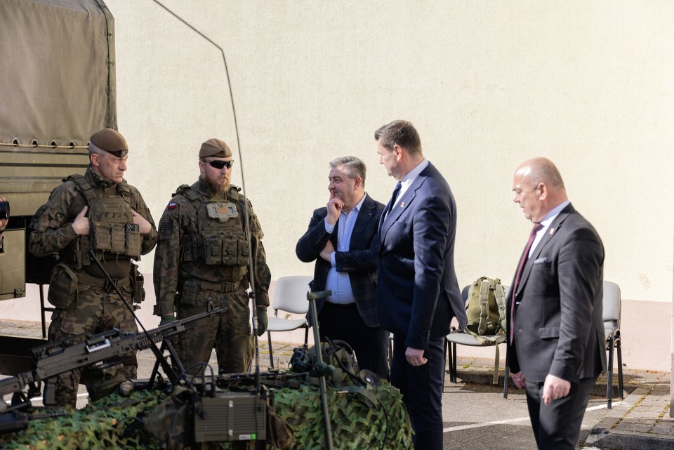Prezentacja wyposażenia wojskowego dla odwiedzających szkołę.