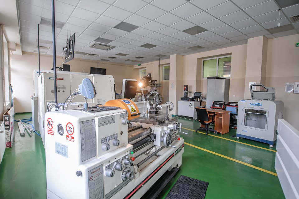 Warsztaty CNC — Obrabiarki i technologia w praktyce, ujęcie 7.