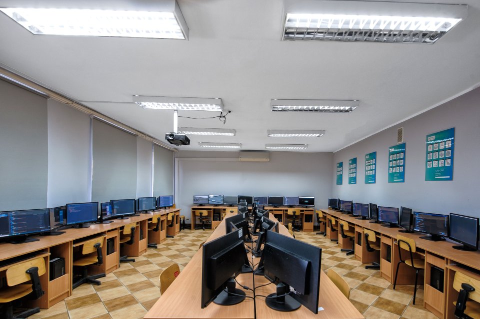 Sala 007 — Pracownia komputerowa, ujęcie 1.